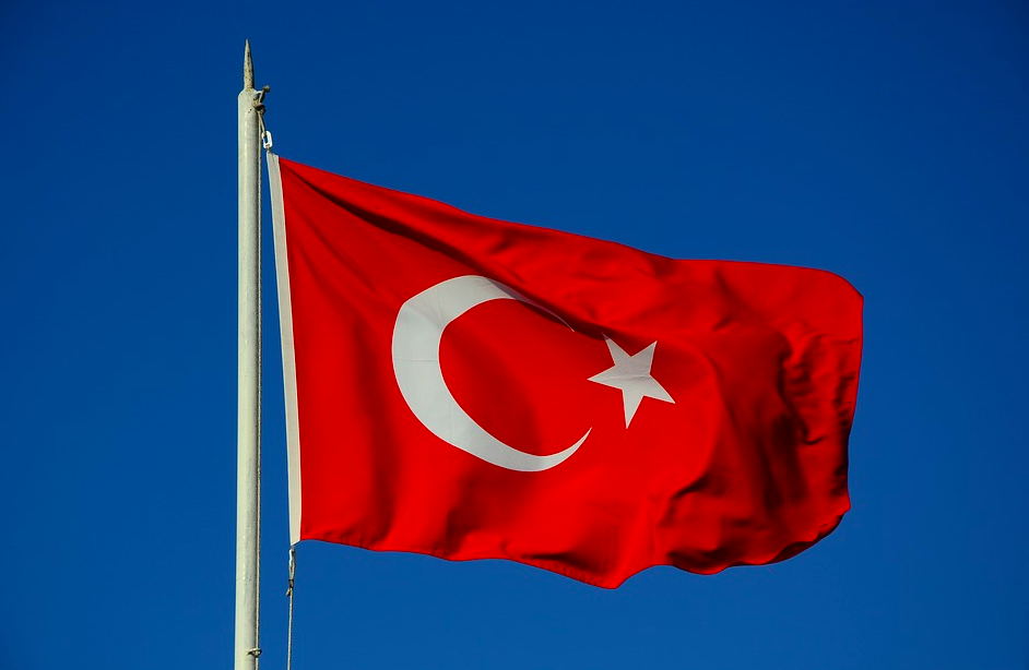 В Турции из-за коронавируса запретили курить на улицах